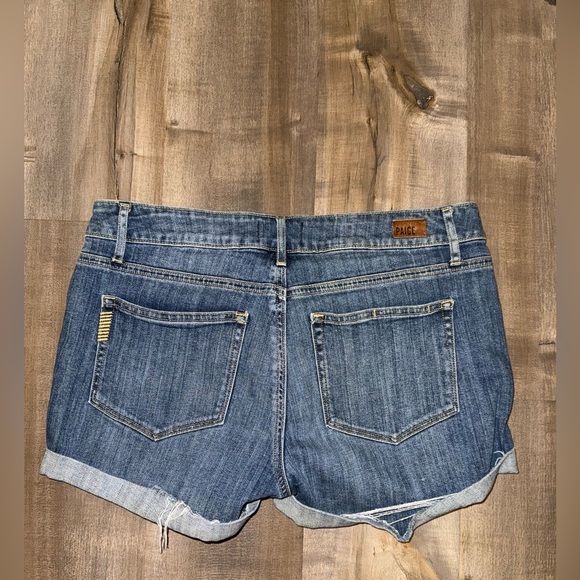 Paige Amari Distressed Cuffed Denim Women’s Shorts Size 28 Medium Wash - Picture 8 of 8